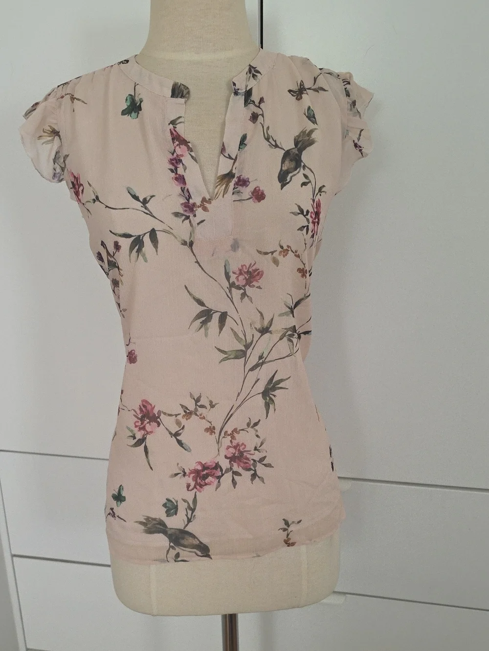 Saint Tropez West Pale Pink Floral Cap-Sleeve V-Neck Blouse - Picture 1 of 3